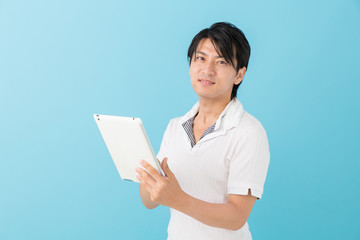 タブレットを見るミドル男性