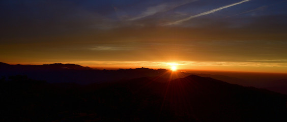 大台ケ原山で見た夕日と飛行機雲