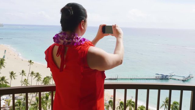 Woman taking picture of Waikiki beach in Hawaii in 4K slow motion 60fps