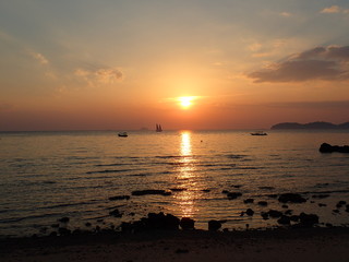 夕日の中を走るヨット＝同じヨットの連続写真