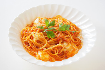 トマトとモッツァレラチーズのパスタ