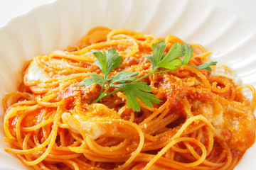 トマトとモッツァレラチーズのパスタ