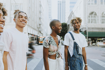 Friends hanging out in downtown LA - obrazy, fototapety, plakaty