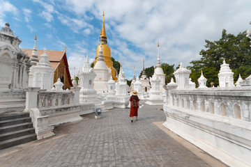 Naklejka premium Tourist is sightseeing at Wat Suan Dok in Chiangmai, Thailand.
