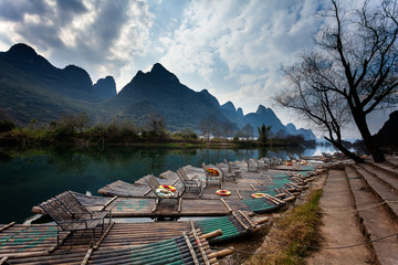 Naklejka premium Bamboo raft in Yangshuo dragon river China