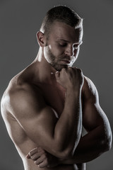 Fototapeta premium Muskulöser Mann