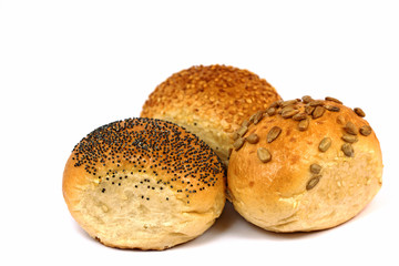 Drei verschiedene Weizenbrötchen mit Körnern