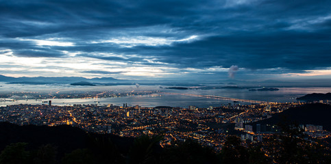 Obraz premium Georgetown, Penang viewed from Penang Hill at dawn
