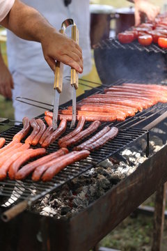 Saucisses dans un grand barbecue