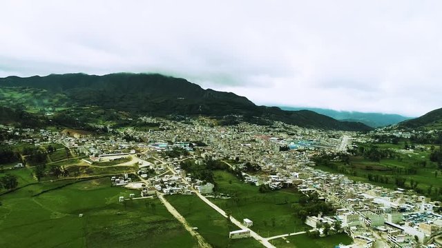 Paisaje de sierra peruana, vegetaci&oacute;n y casas.