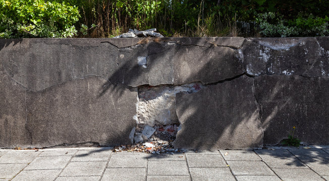 Bauf&auml;llige Mauer