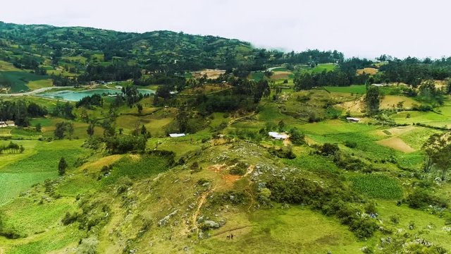 Paisaje de sierra peruana y vegetaci&oacute;n.