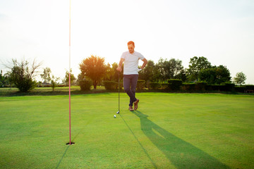 Obraz premium Young man playing golf
