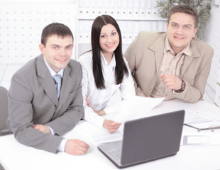 Obraz premium employees discussing financial charts sitting at their Desk