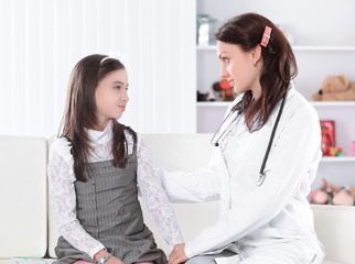 Obraz premium pediatrician, talking positively with a little girl.photo with copy space