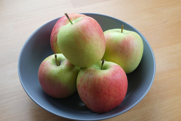 Reife Äpfel in der Schale