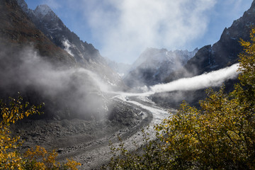 Die wunderbare Bergwelt des Wallis im Herbst