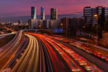 Foto op Canvas Lange belichtingsfotografie op de snelweg M30 met de skyline van Madrid (vier torens zakenwijk) als achtergrond, Spanje © Noradoa