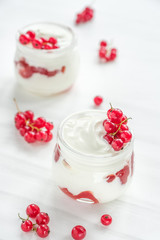 yoghurt with red current