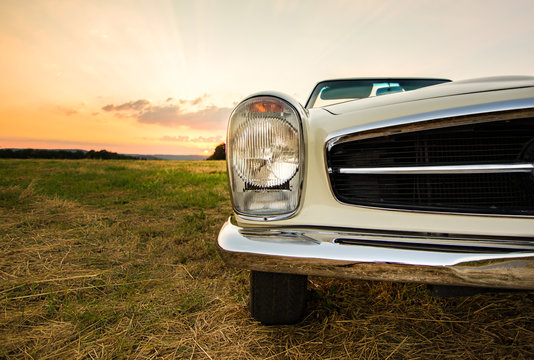Oldtimer im Sonnenuntergang