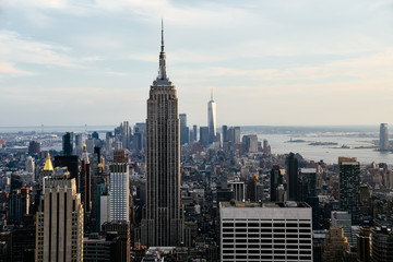Fototapeta premium Widok z lotu ptaka Nowego Jorku o zachodzie słońca