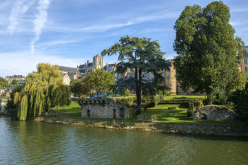 Buildings of old town Le Mans line the River Sarthe in afternoon sun, Le Mans, Sarthe, Loire Valley, France - obrazy, fototapety, plakaty