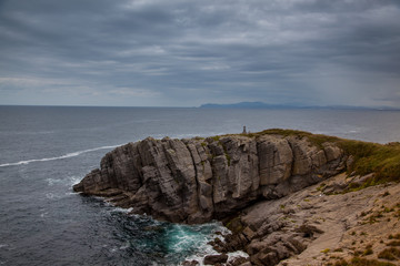 Roca en el océano con un memorial