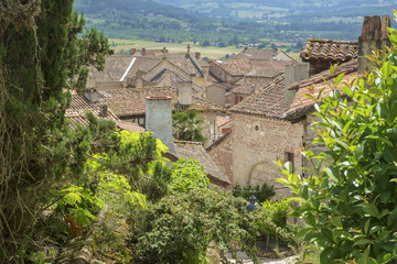 Narrow streets and picturesque buildings in hilltop medieval Penne d'Agenaise town overlooking the River Lot, Lot-et-Garonne, France.