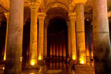 Obraz premium Underground Basilica Cistern Yerebatan Sarnici in Istanbul, Turkey. Famous tourist place.
