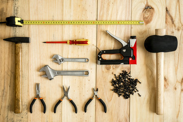 Diferentes herramientas de trabajo y reparación sobre fondo de madera con hueco para texto
