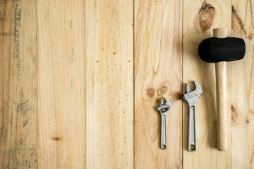 Diferentes herramientas de trabajo y reparación sobre fondo de madera con hueco para texto