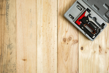 Fototapeta premium Diferentes herramientas de trabajo y reparación sobre fondo de madera con hueco para texto