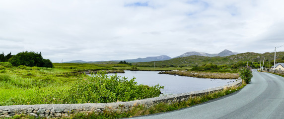Irische Landstraße durch Landschaft Irish Country Road through Landscape