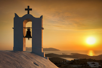 Reisen nach Griechenland: Sonnenuntergang über den Kykladen mit traditioneller, griechischen...
