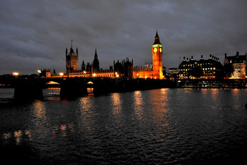 Fototapeta na wymiar Looking towards the houses of parliament along the river thames