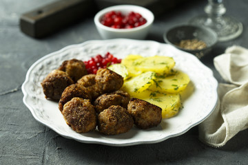 Meatballs with potato and red berries
