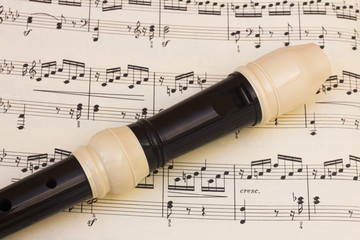Flauta dulce sobre partitura © MiniMoon Photo