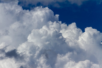 Obraz premium 白い雲と青い空