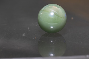 Murmel auf hellem Glas