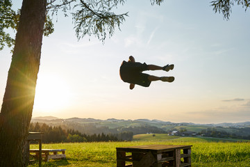 Parkour Salto bei Sonnenuntergang in ländlicher Gegend
