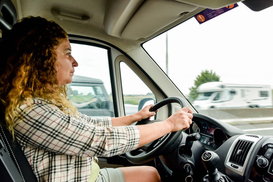 femme au volant d'un camping-car ou fourgon