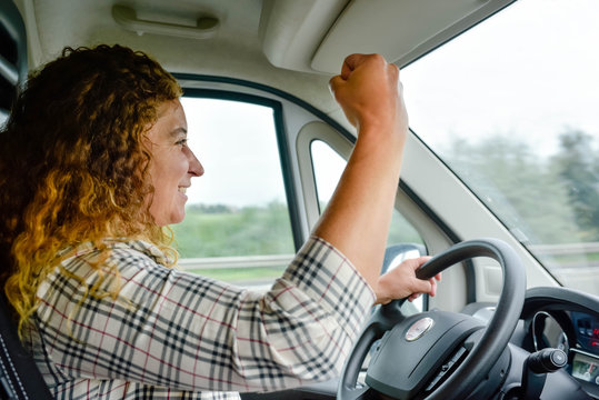 femme au volant  en col&egrave;re 