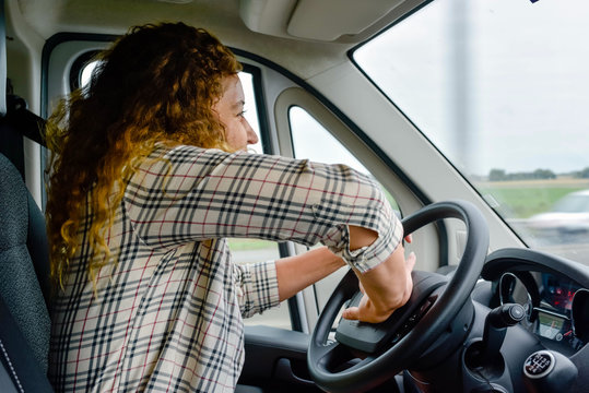 femme &eacute;nerv&eacute;e au volant