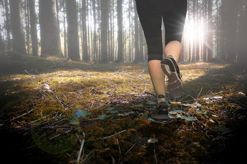 Frau joggt im Herbst im Wald