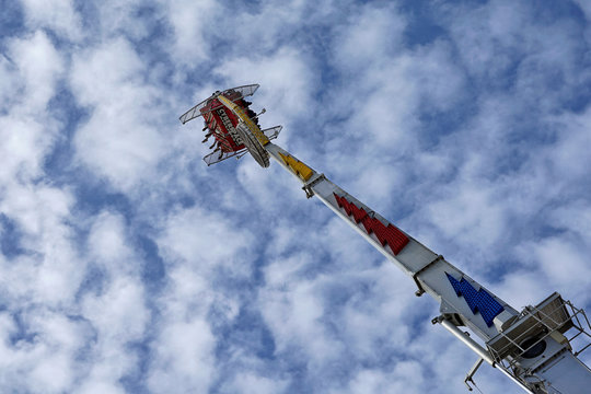 Karussel mit Nervenkitzel in Richtung Himmel auf dem Jahrmarkt und Textfreiraum