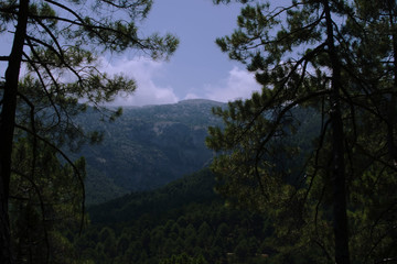 Fototapeta na wymiar Ventana de un paisaje entre montañas