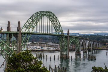 Obraz premium Yaquina Bay Bridge on a foggy day