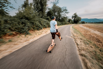 Obraz premium the guy is riding longboard