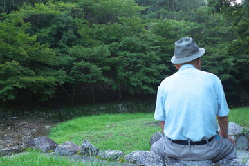 老人・男性・座る - Old man sitting in the wood