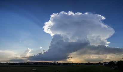 Gewitterwolke bei Sonnenuntergang